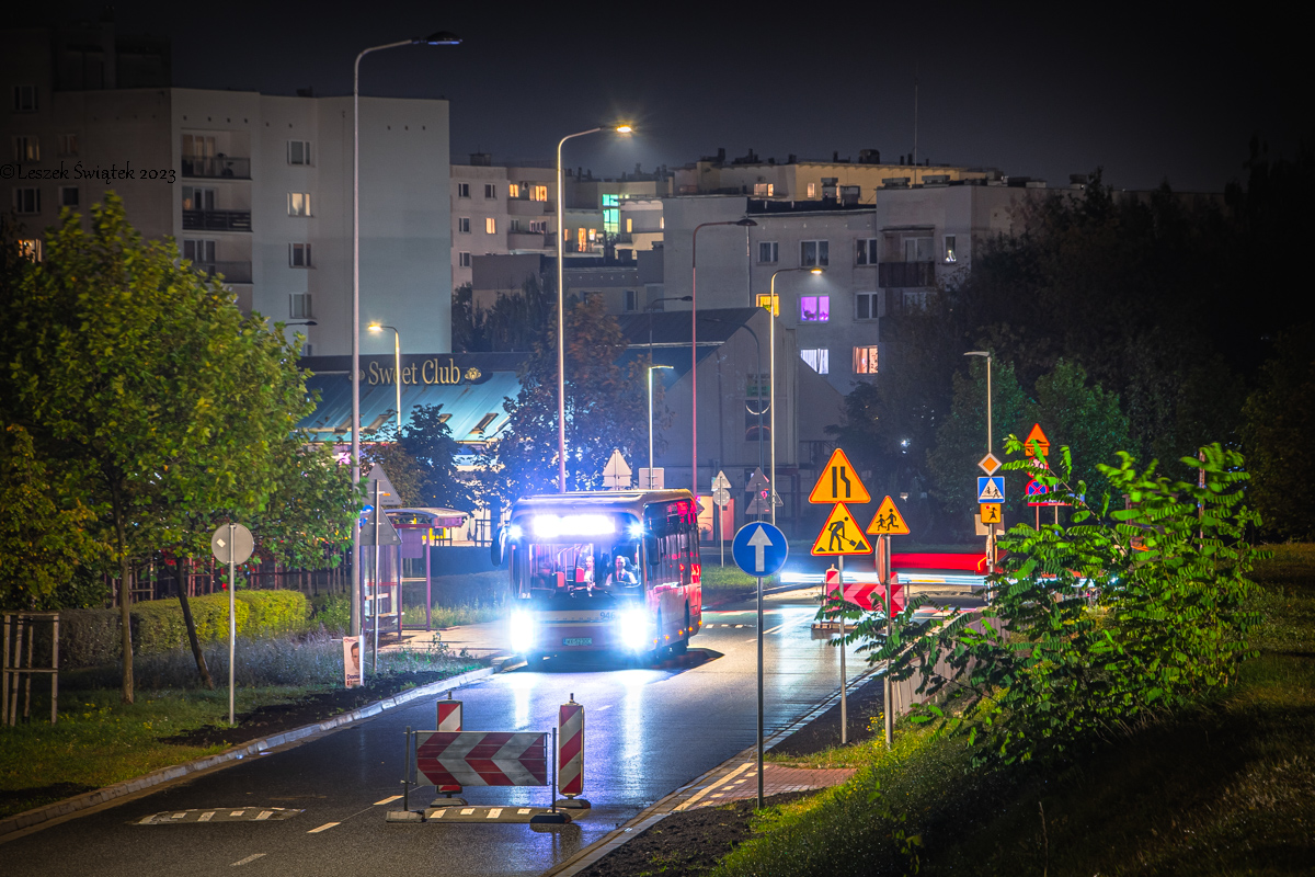 946
ChiĹski autobus poĹrĂłd polskich remontĂłw 
