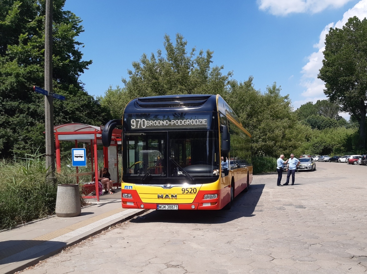 9520
MANik podczas obsĹugi linii 970 dowoĹźÄcej na akcjÄ charytatywnÄ âMOTOSERCE â Krew darem Ĺźyciaâ nad Zalewem Bardowskiego. 
