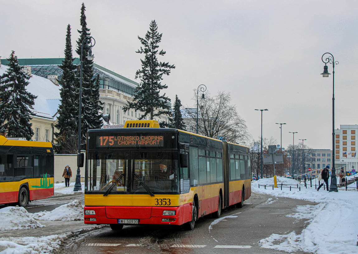 3353
 eNgieta odpoczywa przed wyruszeniem w kolejny kurs w kierunku Lotniska. MuszÄ przyznaÄ, Ĺźe ten MAN wzbudziĹ dziĹ spore zainteresowanie wĹrĂłd miĹoĹnikĂłw.

