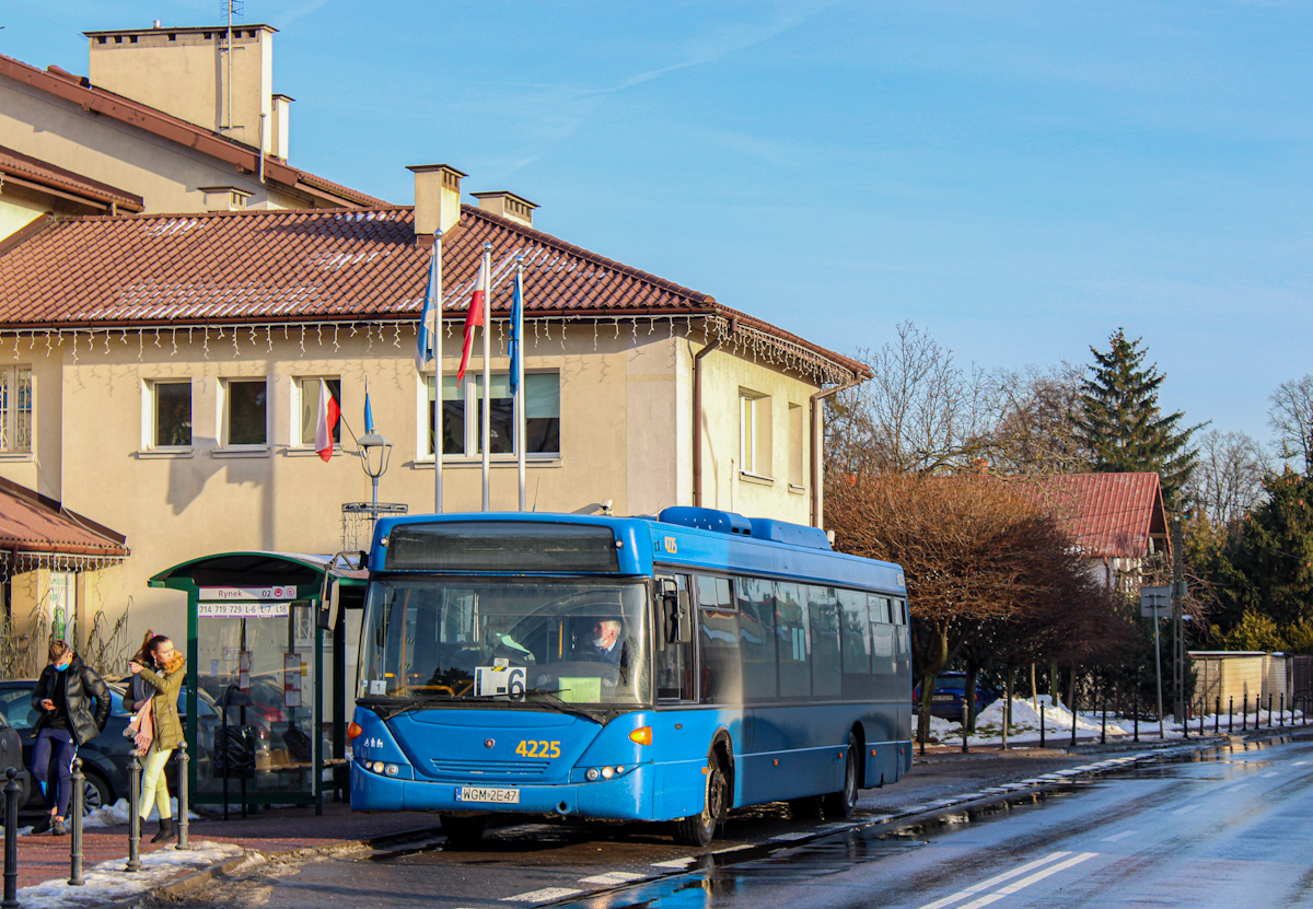 64225
Scania ze zdjÄtÄ pierwszÄ cyfrÄ nr taborowego udaje gazowca :) . PKS zaskakuje nas coraz to lepszymi smaczkami. Inna kwestia, Ĺźe tego pojazdu w ogĂłle nie powinno  tu byÄ. 
