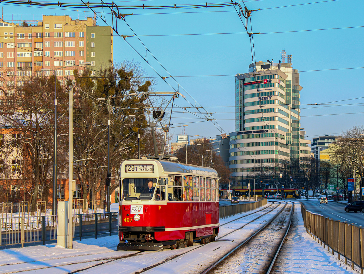 407
13N po generalnym remoncie. Pozdrowienia dla motorniczego. 
Słowa kluczowe: WOĹP2021