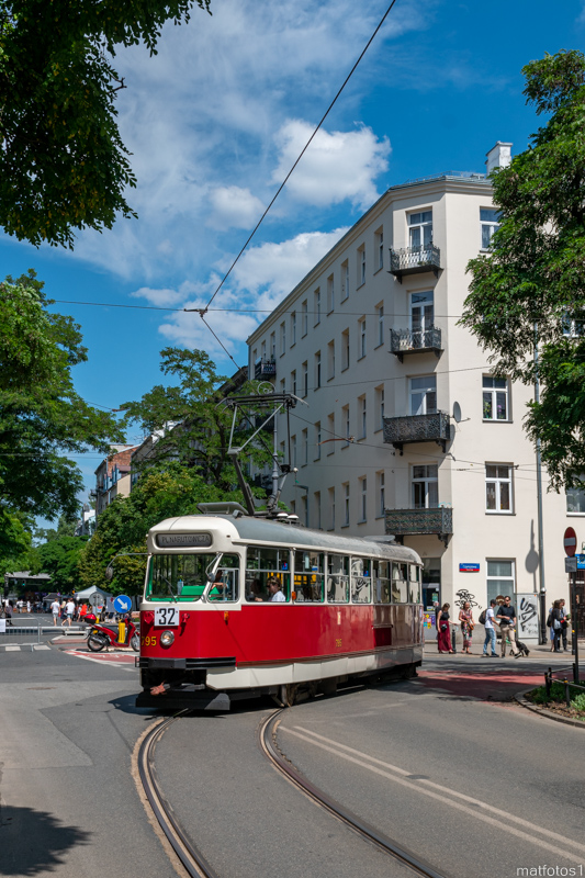 795
Słowa kluczowe: Architektura