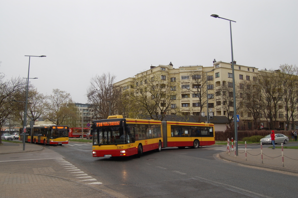 3367
#3367 zĹapane podczas wyjazdu z pÄtli Metro Trocka. Jest to jeden z jego ostatnich kursĂłw. Na drugim planie #5433 obsĹugujÄce 2/120.

