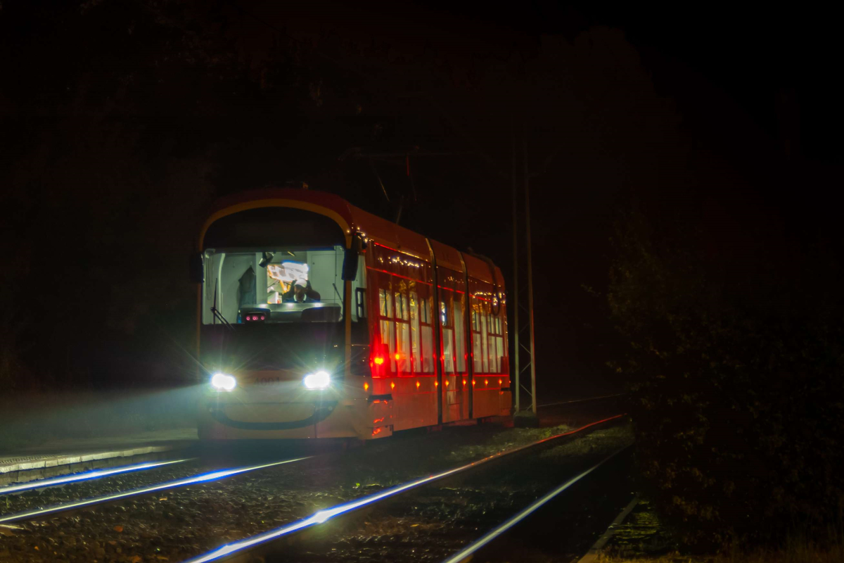 4001
KrĂłtki Hultaj wyĹania siÄ z mroku, podczas nocnych testĂłw na ulicy Nocznickiego.
