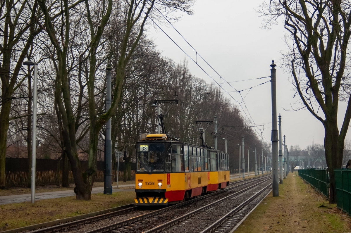 1258+1257
TrĂłjki w doĹÄ nietypowym jak dla nich miejscu podczas wyjazdu z R-4. Wagony linii 22 i 33 moĹźna byĹo spotkaÄ w tym miejscu podczas wyjazdĂłw i zjazdĂłw, zwiÄzku z brakiem przejazdu ulicÄ WĂłĹczyĹskÄ.
Słowa kluczowe: Objazd