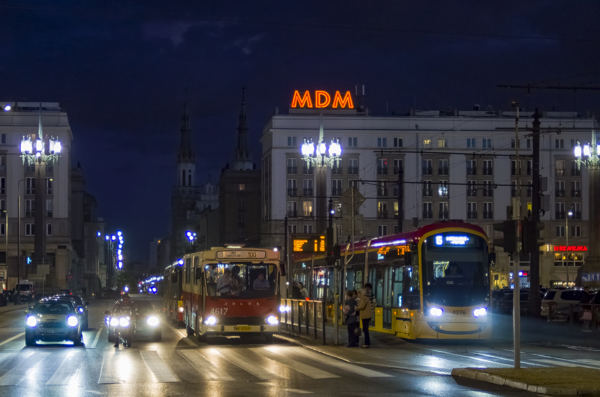 4617
Setka po raz ostatni w roku 2023 obsĹuĹźyĹa wĹaĹnie przystanek Plac Konstytucji i oczekuje na ĹwiatĹo na lewoskrÄcie na tle neonu MDM.
Słowa kluczowe: PR110M Kelly