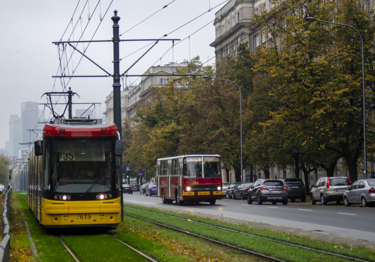 289 i 3619
Ikarus obsĹugujÄcy liniÄ I10 jedzie rĂłwnolegle do Jazza na 35.
Słowa kluczowe: IK260