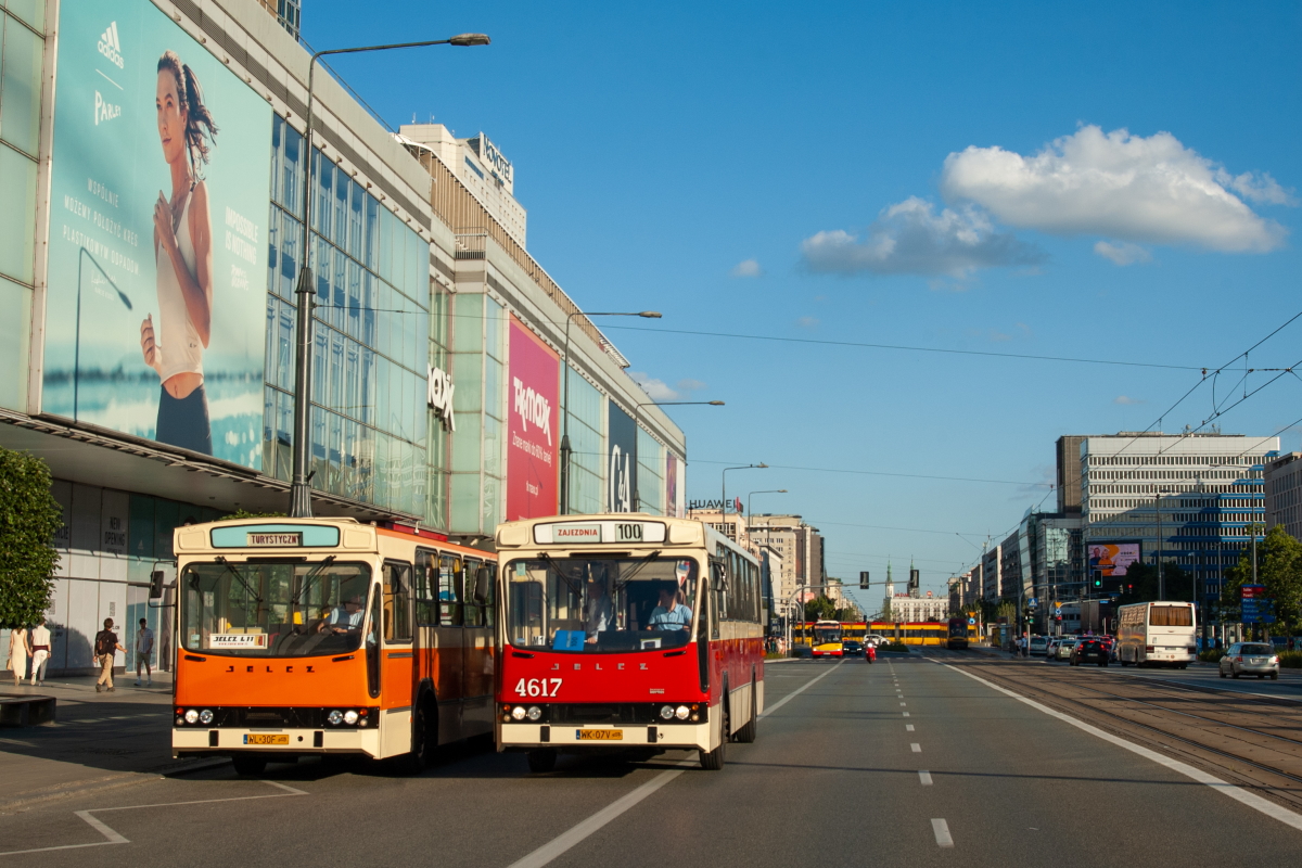 4617, 90904
Dwa klubowe Jelcze pozujÄ do zdjÄcia w Centrum. Pozdrowienia dla kierowcĂłw oraz wspĂłĹtowarzysza.
Słowa kluczowe: PR110M L11 Kelly