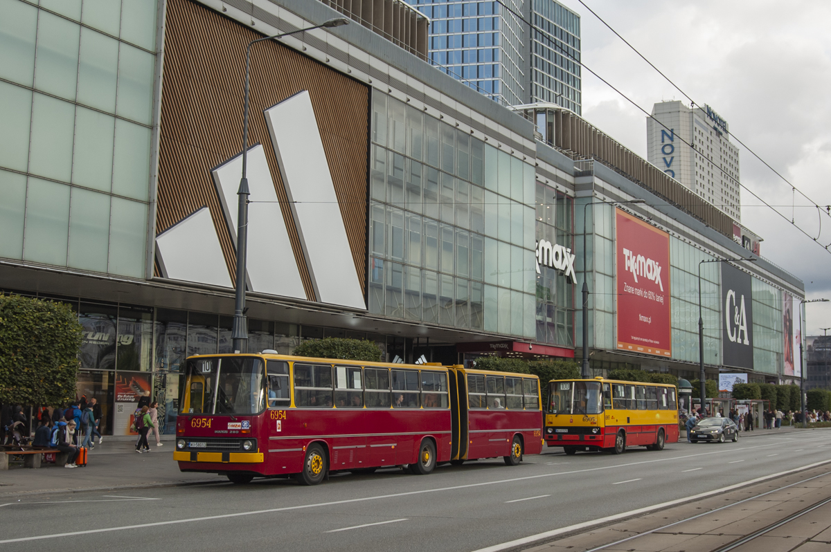 6954 i 6905
Ikarusy oczekujÄce na odjazd z przystanku poczÄtkowego Centrum. Wzmocnienie w postaci bizona w tym dniu pojawiĹo siÄ w zwiÄzku DTP 2022.
Słowa kluczowe: DTP2022 IK280 IK260 Zasilenie