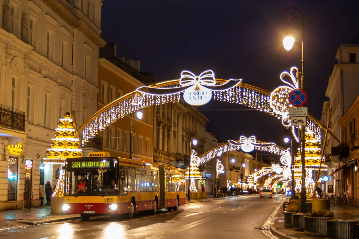 3322
Engieta po liftingu obsĹugujÄca jeden z kursĂłw w kierunku Dworca Centralnego. Pozdrowienia dla obsĹugi autobusu!
Słowa kluczowe: WOĹP2022 Iluminacja