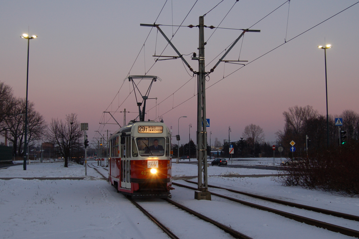 407
JuĹź niedĹugo kolejny FinaĹ Wielkiej Orkiestry ĹwiÄtecznej Pomocy. Ja jednak wspomnieniami wracam do linii 29T, uruchomionej dwa lata temu, na ktĂłrej moĹźna byĹo zobaczyÄ miÄdzy innymi debiutujÄcy wagon 407. Pozostaje rĂłwnieĹź liczyÄ, Ĺźe w tym roku pogoda dopisze tak samo jak wtedy.
Słowa kluczowe: WOĹP2021 Konstal13N
