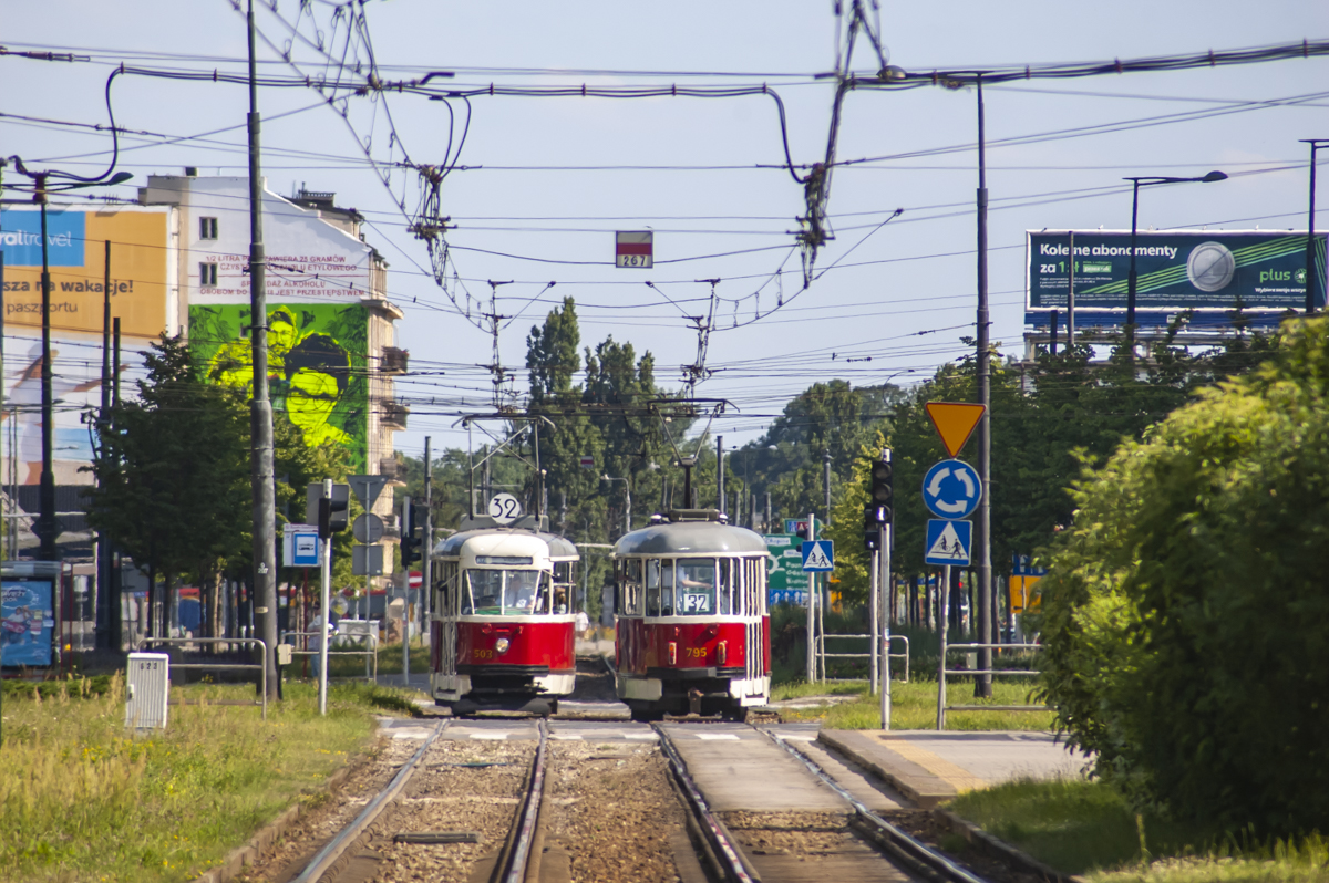 503 i 795
ParĂłwki mijajÄce na siÄ na linii specjalnej uruchomionej z okazji ĹwiÄta Ulicy Stalowej.
Słowa kluczowe: Konstal13N