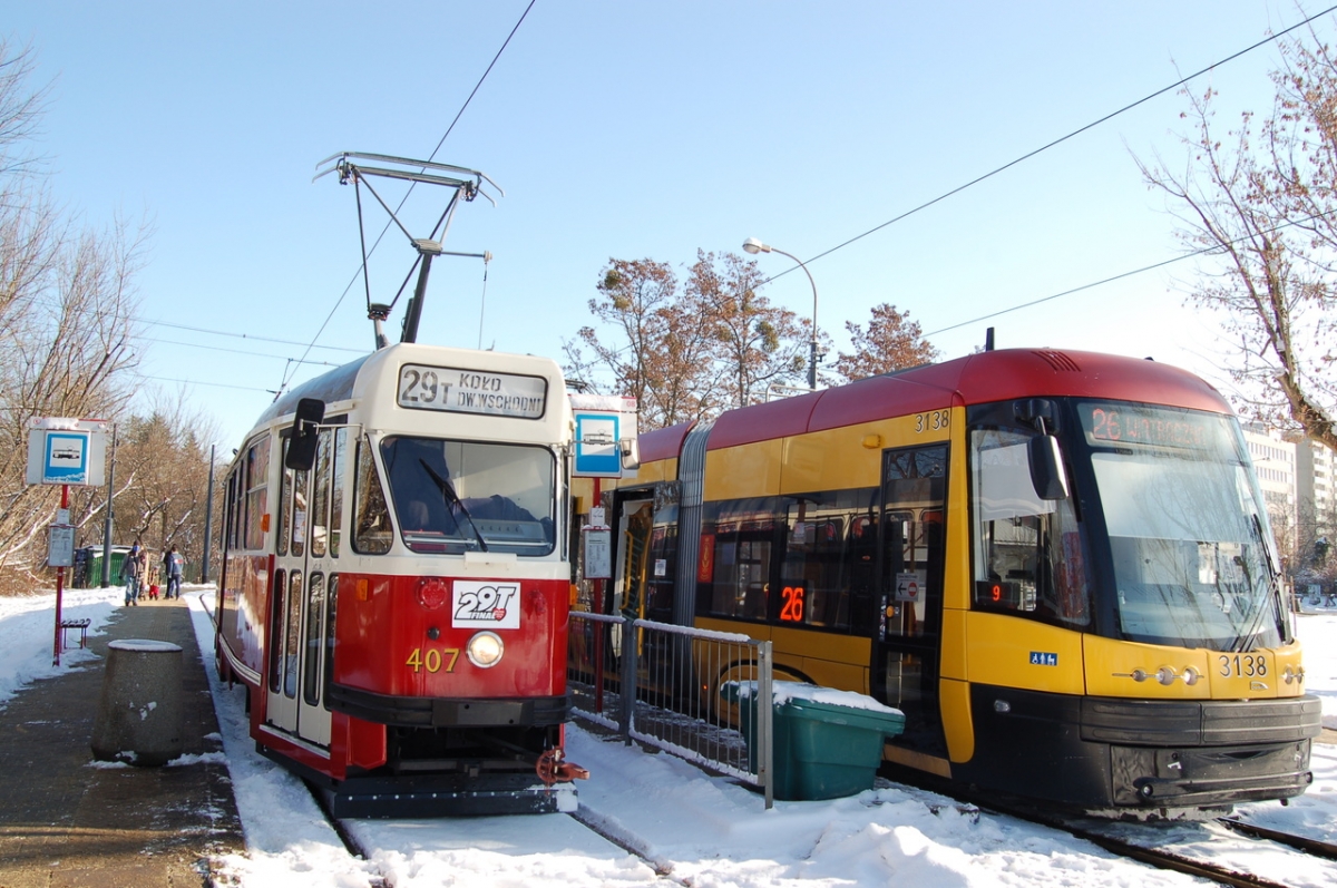 407
407 pierwszego dnia kursowania po NG podczas postoju na pÄtli KoĹo.
Słowa kluczowe: WOĹP2021 Konstal13N