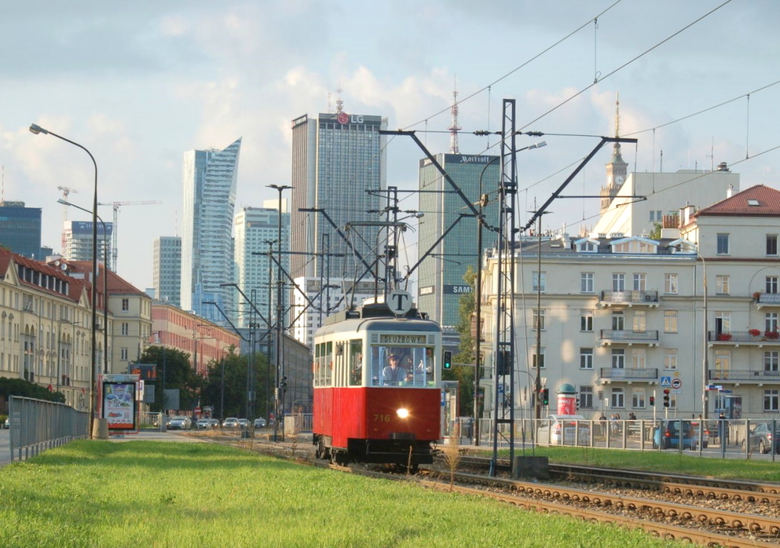 716
Tetka kierujÄca siÄ w kierunku zakĹadu R-3 MokotĂłw na tle warszawskich wieĹźowcĂłw.
Słowa kluczowe: Skyline
