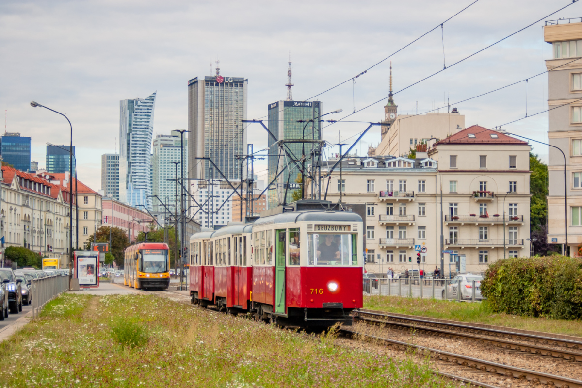 716+1620+1811
DokĹadnie rok temu, gdy dodaĹem tutaj zdjÄcie zjazdowego kursu 716 na T, zostaĹo zadane pytanie co z jego doczepÄ. Tym razem wagon miaĹ nawet dwie! W ostatni dzieĹ wakacji na ulicach zobaczyÄ byĹo moĹźna, po doĹÄ dĹugiej potrĂłjniaka eNek. OsobiĹcie bardzo chÄtnie ujrzaĹbym taki skĹad na jakiejĹ zabytkowej linii turystycznej - czas jednak pokaĹźe, czy okaĹźe siÄ to realne do zrealizowania. PodziÄkowania dla fanszyna za obrĂłbkÄ zdjÄcia. Pozdrowienia dla wszystkich ze skĹadu.
Słowa kluczowe: PotrĂłjniak Skyline