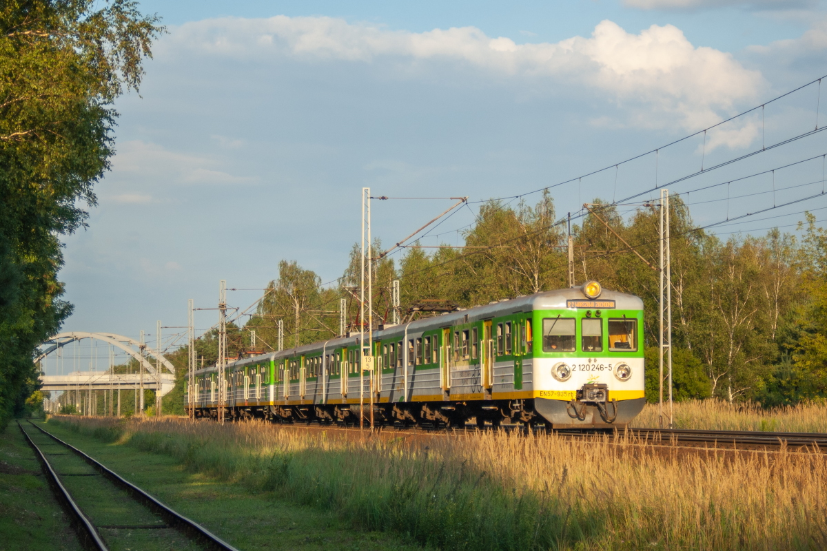 EN57-935 + EN57-1000
Ostatnie dwa czynne, ryflowane kible na Mazowszu, podczas obsĹugi obiegu miĹskiego. ZastÄpowaĹy one tego dnia zmodernizowanÄ jednostkÄ. ByĹ to zapewne jeden z ostatnich razĂłw tych jednostek na R2.
