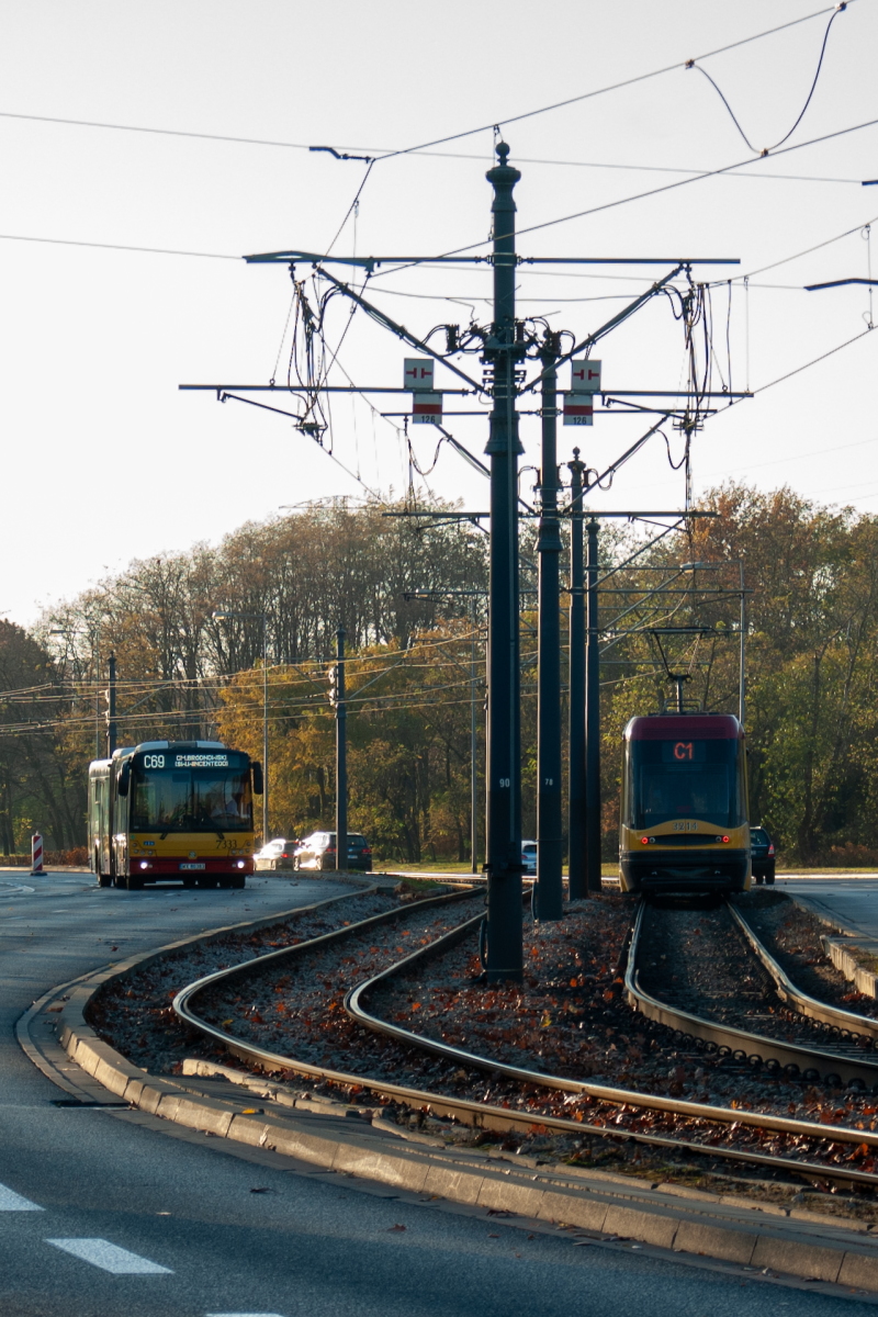 7333
TytuĹowy Solbus mijajÄcy siÄ ze Swingiem obsĹugujÄcym linie C1.
Słowa kluczowe: WĹ2021