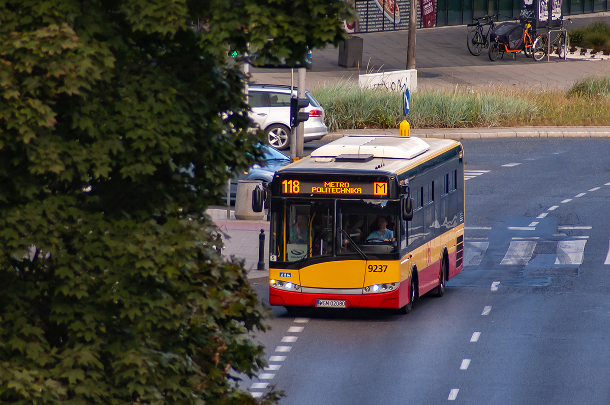 9237
Pierwszego dnia szkoĹy na linii 118, zamiast Scanii pojawiĹ siÄ krĂłtki Solaris.
Słowa kluczowe: M.atej DziwadĹo