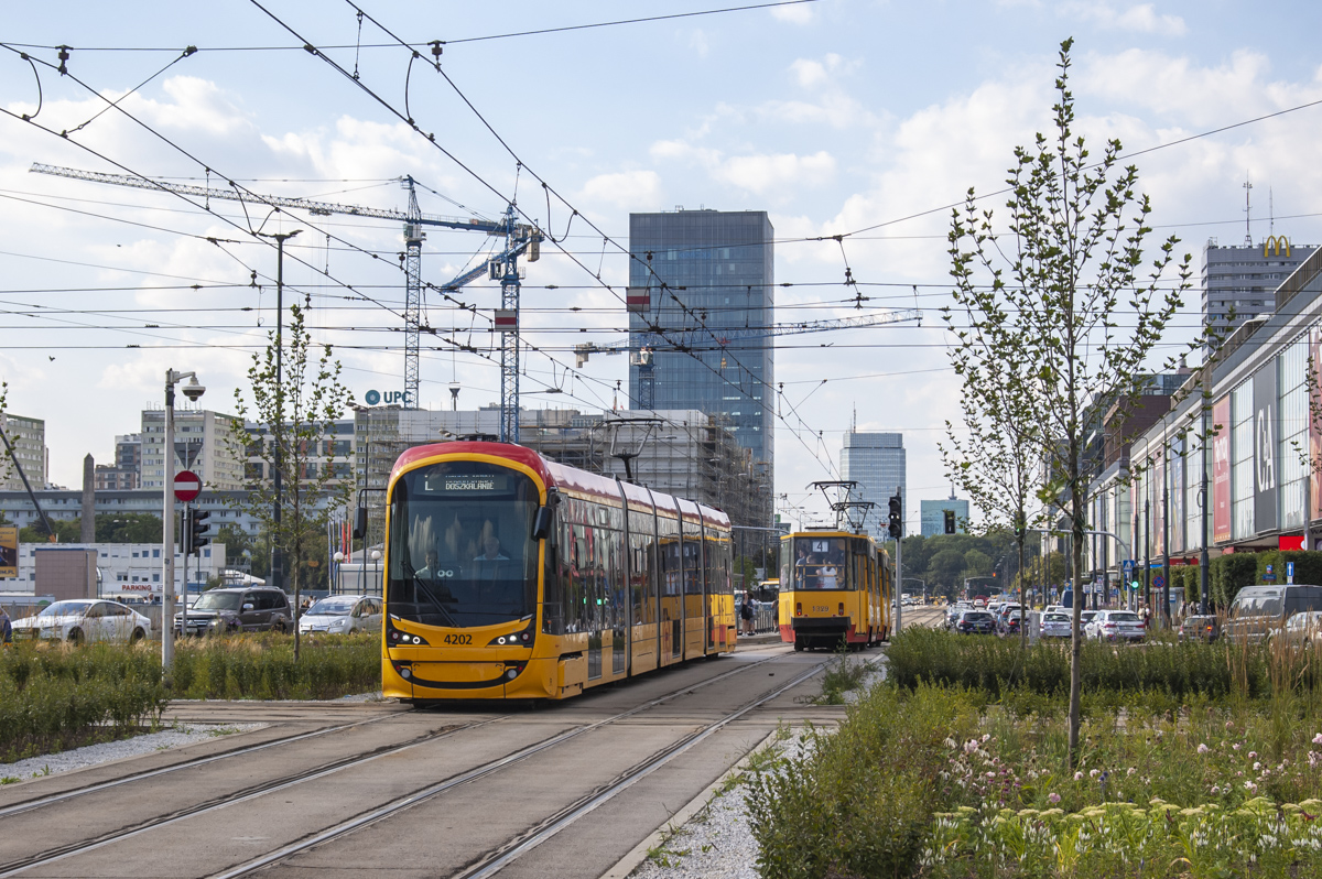 4202
Hultaj, na ktĂłrym prowadzone byĹy jazdy doszkalajÄce motorniczych, przejeĹźdĹźa przez Rondo Dmowskiego.
