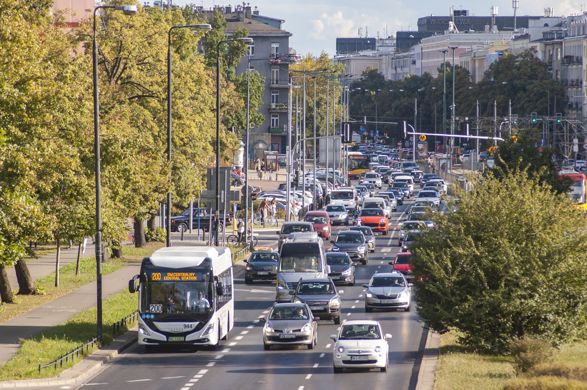 944
Testowy Ikarus jedzie opĂłĹşniony, przez warszawskie korki, w kierunku centrum. ByĹ to jego pierwszy dzieĹ testĂłw.
