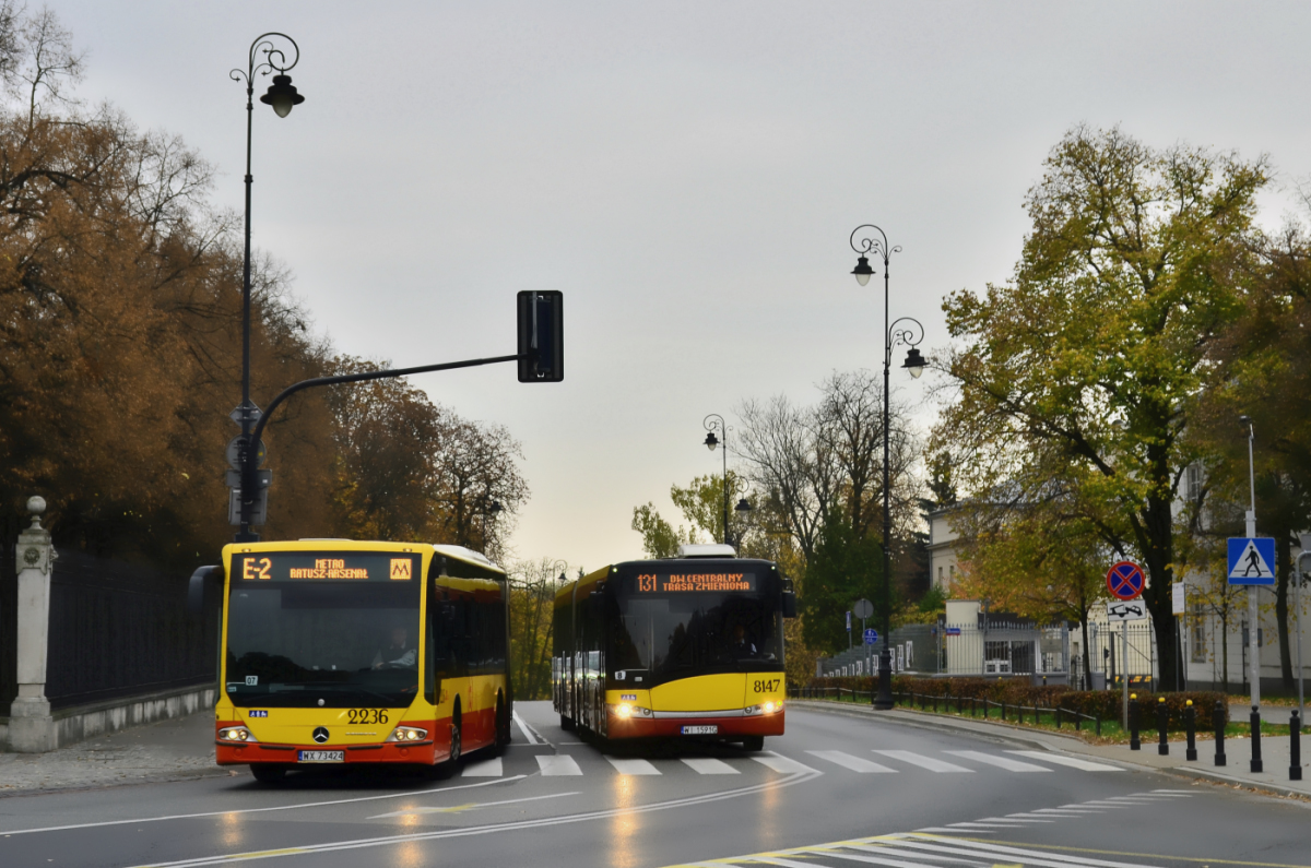 8147 i 2236
E-2 omijajÄce oczekujÄcÄ na skrÄt liniÄ 131.
