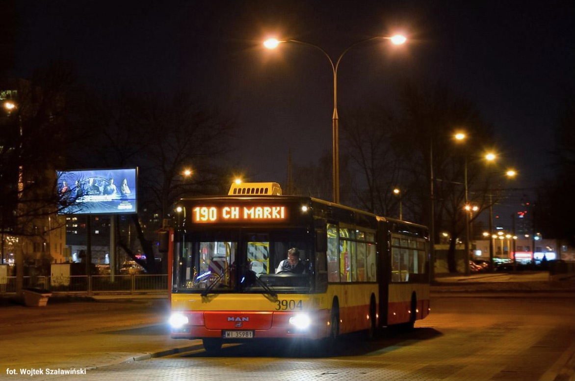 3904
ZdjÄcie jest historyczne: wĂłz zakoĹczyĹ swojÄ sĹuĹźbÄ w grudniu 2020, ostatni raz wyjechaĹ na 340. PÄtla autobusowa Os. GĂłrczewska jest obecnie zamkniÄta z powodu budowy stacji metra C03 Lazurowa, za kilka miesiÄcy w tym miejscu bÄdzie wspomniana stacja. 
