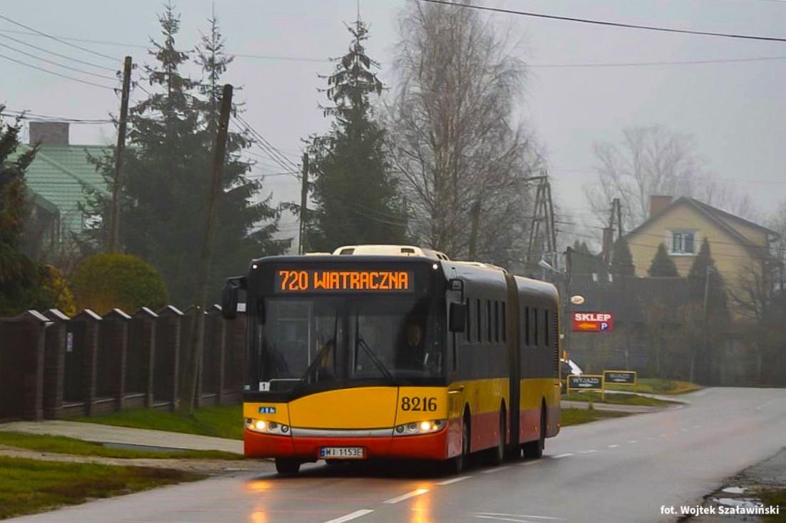 8216
720 - najdłuższa linia strefowa z siatki warszawskich linii strefowych, która od samego początku kursuje z Wiatracznej do Rzakty. Przejeżdża m.in. Wawer, Majdan, Góraszkę, Żanęcin, Dziechniniec, Malcanów, Lipowo, Gliniankę. Trasa wynosi ponad 39 km, sama linia jest obsługiwana przez Zajezdnie Ostrobramska, w dni powszednie planowo są autobusy przegubowe, natomiast w weekendy autobusy solowe. Zdjęcie pochodzi sprzed 6 lat, z końca 2020 roku.
