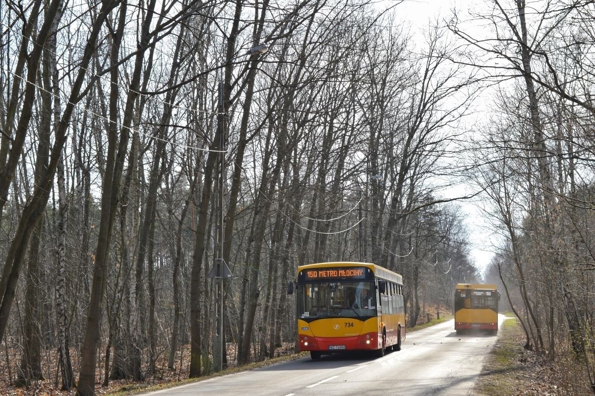 734
Jeden z ostatnich Jelczy jeĹźdĹźÄcych liniowo po Warszawie i okolicach. 
Słowa kluczowe: M121I