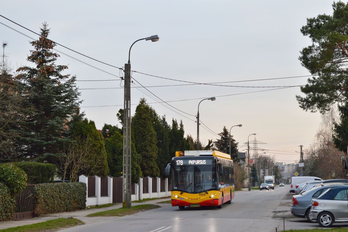 1994
Ursus dojeĹźdĹźa do przystanku koĹcowego przy przystanku kolejowym na Ursusie. Pozdrowienia dla kierowcy!
