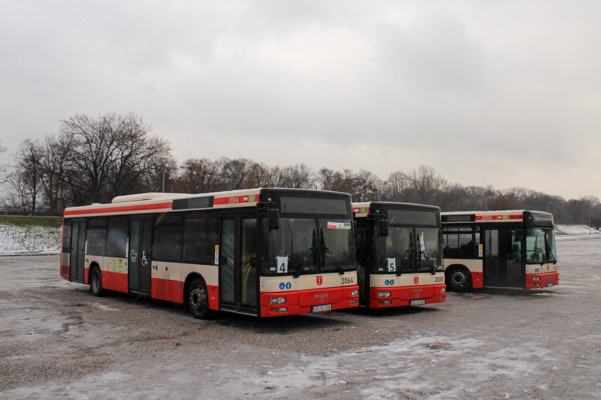 2064, 2065, 2052
Spod stadionu pojechaĹy na R-4.
Jeden z nich na holu, reszta o wĹasnych siĹach. Potem na UkrainÄ...
Ciekawe, czy juĹź dotarĹy, bo coĹ ta caĹa "delegacja" nie chciaĹa za bardzo opuszczaÄ naszego kraju...
Słowa kluczowe: GAiT Zima