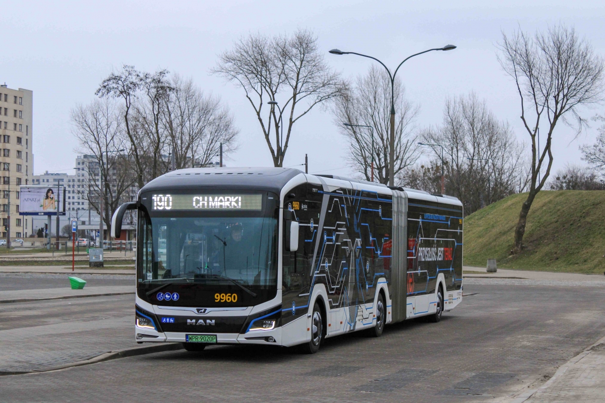 9960
Do 8 marca po Warszawie ponownie kursuje MAN New Lion's City 18E, lecz tym razem testuje go Arriva.
Dzisiaj do spotkania na M13/190
