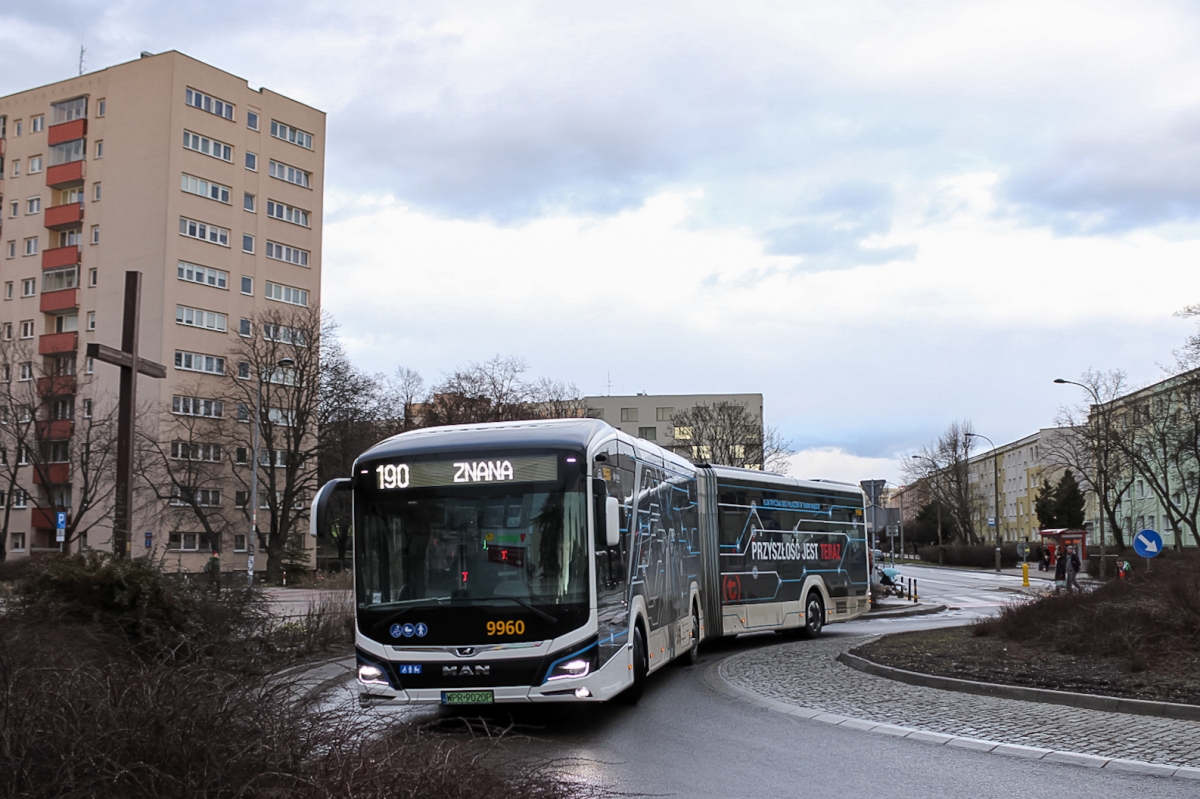 9960
MAN odwiedziĹ rĂłwnieĹź podstawowy (obecnie) wariant trasy na linii 190
