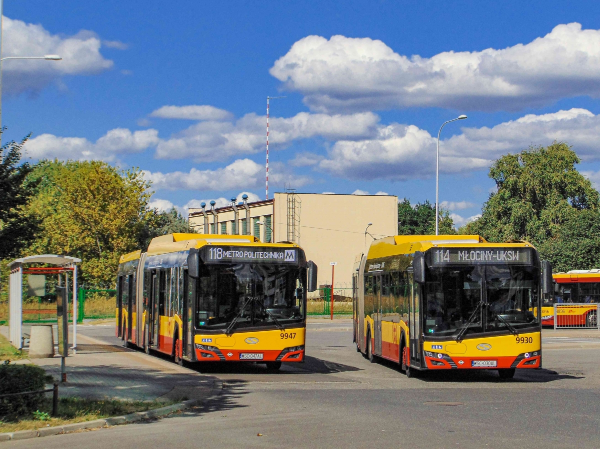 9947, 9930
Dwaj przedstawiciele serii przegubowcĂłw z Arrivy, z czego ten po lewo chyba pomyliĹ linie... 
Słowa kluczowe: DziwadĹo Spotkanie