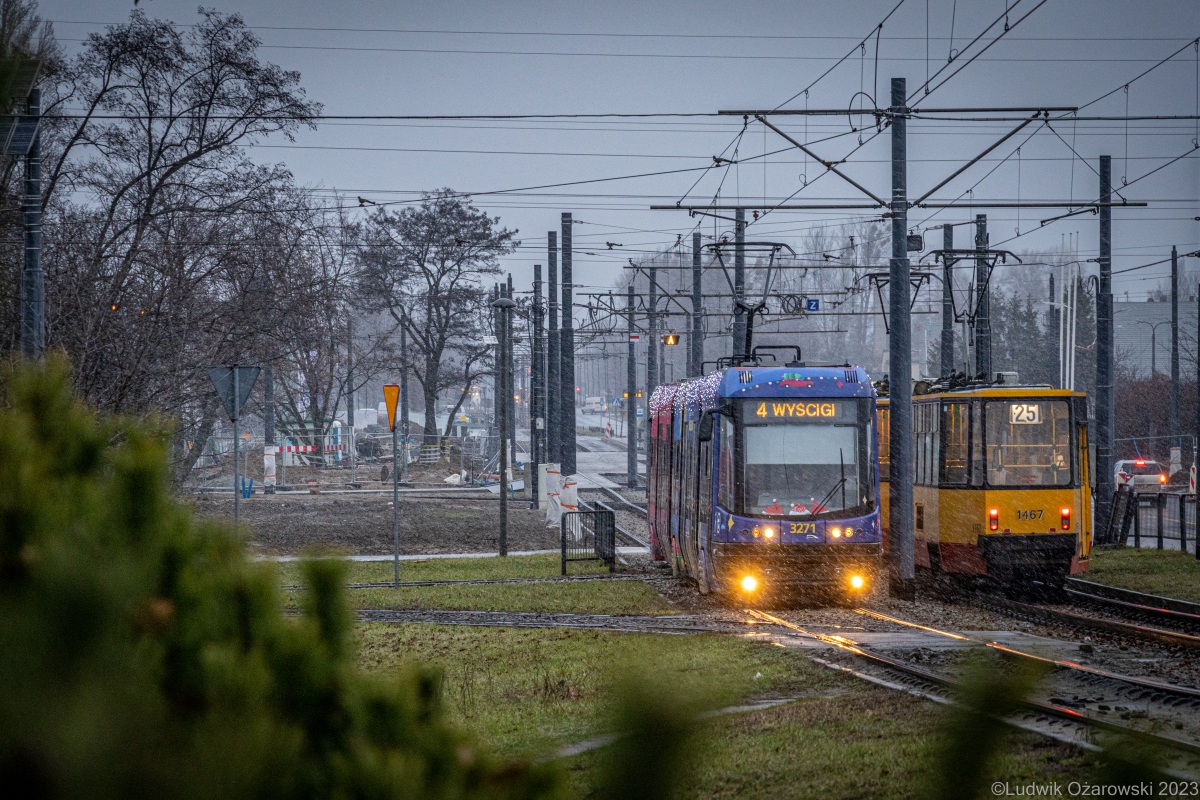 3271
ĹwiÄteczny tramwaj w maĹo ĹwiÄtecznej scenerii
