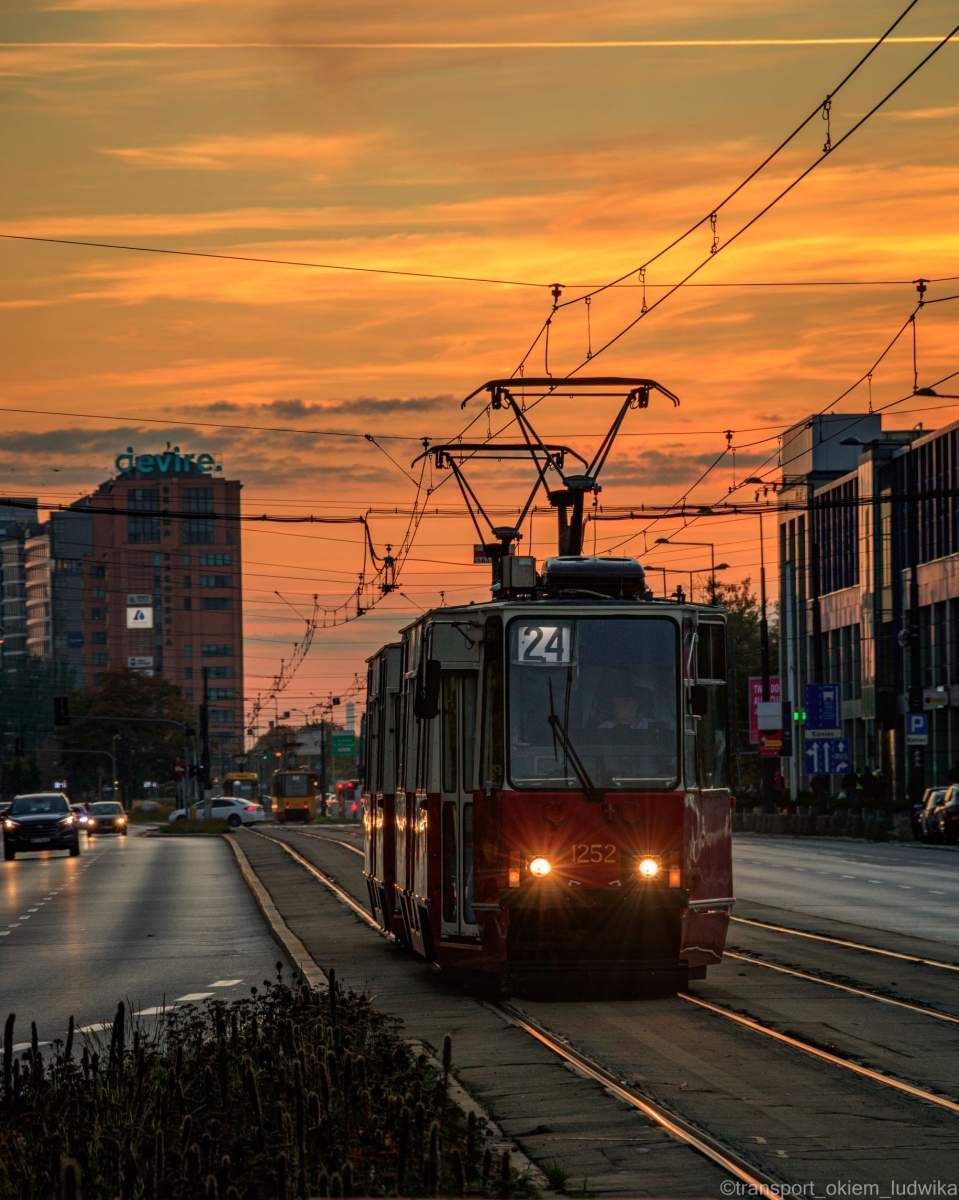 1252 + 1251
StopiÄtki o zachodzie sĹoĹca
Słowa kluczowe: ZachĂłd