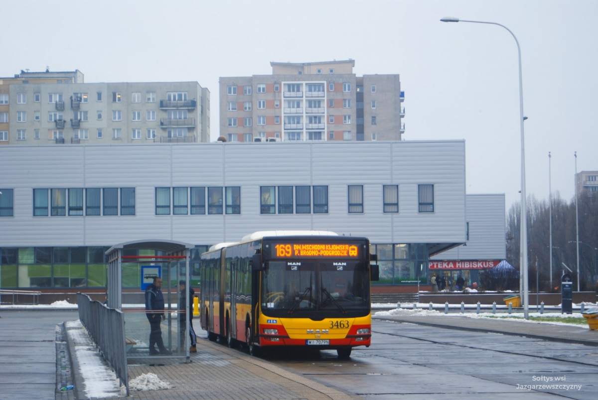 3463
MAN NG363 Lion's City G o numerze taborowym #3463 uchwycony w trakcie postoju na linii 169. Na uwagÄ zasĹugujÄ naklejki na autobusie, takie jak byĹy kiedyĹ na 1/3 wozĂłw. 
Słowa kluczowe: Zima