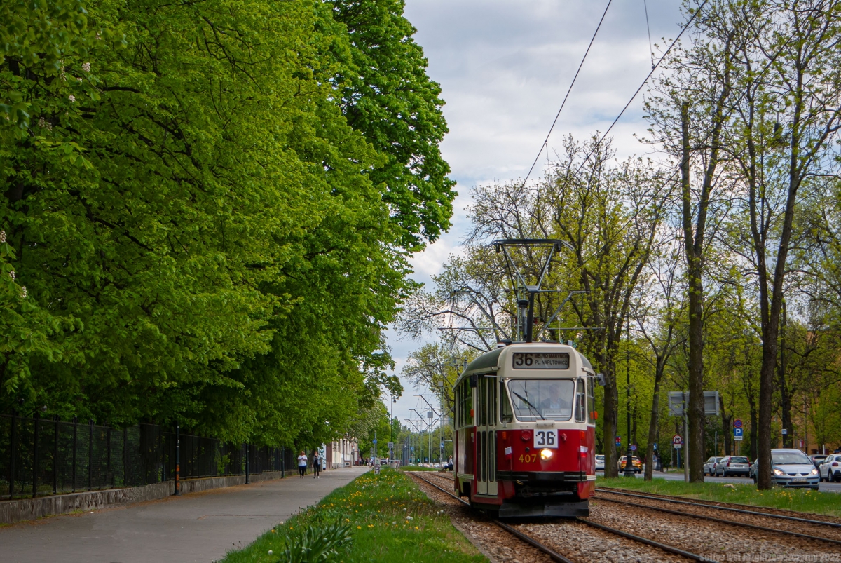 407
Konstal 13N "ParĂłwka" jedzie torowiskiem wzdĹuĹź ulicy Mickiewicza na linii 36 i zbliĹźa siÄ do przystanku Plac Wilsona.
Słowa kluczowe: Konstal13N