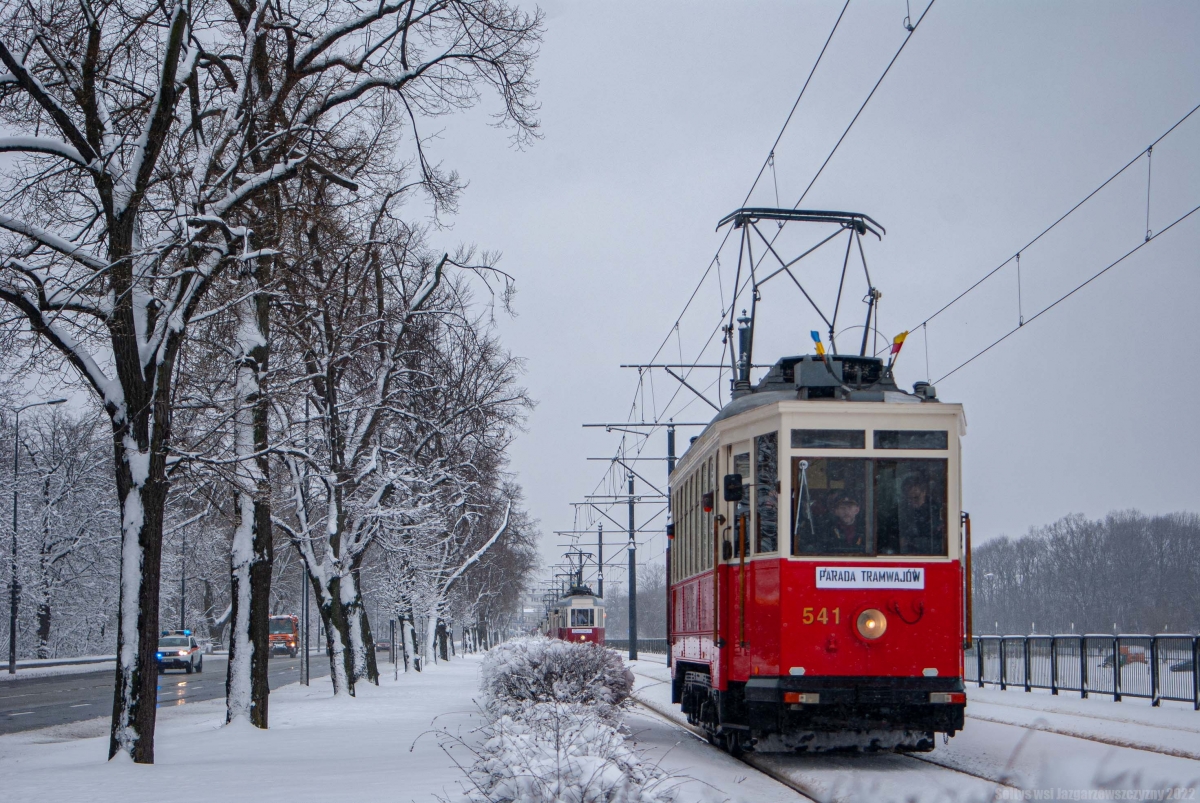 541
Dnia dzisiejszego oprĂłcz uruchomienia linii "A" z okazji miÄdzynarodowego dnia autyzmu przejechaĹa rĂłwnieĹź parada tramwajowa z okazji 114 lecia tramwajĂłw elektrycznych w Warszawie. Parada ta miaĹa rĂłwnieĹź uczciÄ niedawno zmarĹego czĹonka honorowego KMKMu i byĹego prezesa, Dariusza Walczaka.
Na zdjÄciu wagon Lw #541 za ktĂłrym ciÄgnie siÄ reszta parady. 
Słowa kluczowe: Zima