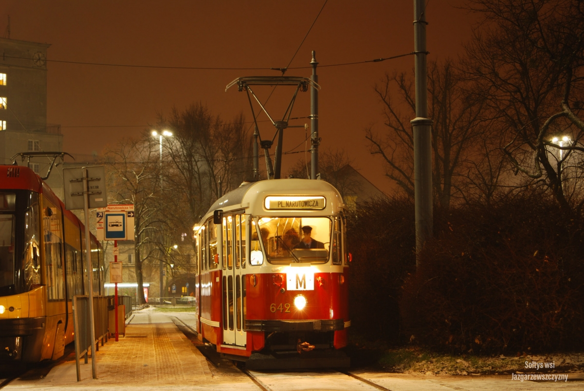 642
Jak co roku w okresie mikołajek w Warszawie uruchamiana jest specjalna linia tramwajowa "M" obsługiwana taborem zabytkowym. 
Na zdjęciu widnieje Konstal 13N o numerze taborowym #642, uchwycony został na pętli tramwajowej na Placu Narutowicza.
Słowa kluczowe: Konstal13N