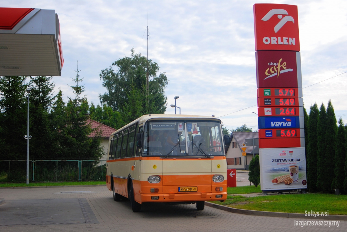 WPA 9M
Autosan H9-21 naleĹźÄcy do PiaseczyĹsko-GrĂłjeckiego Towarzystwa Koleji WÄskotorowej uchwycony na wycieczce do kolejek wÄskotorowych na Podlasiu podczas postoju na stacji benzynowej w Knyszynie.
