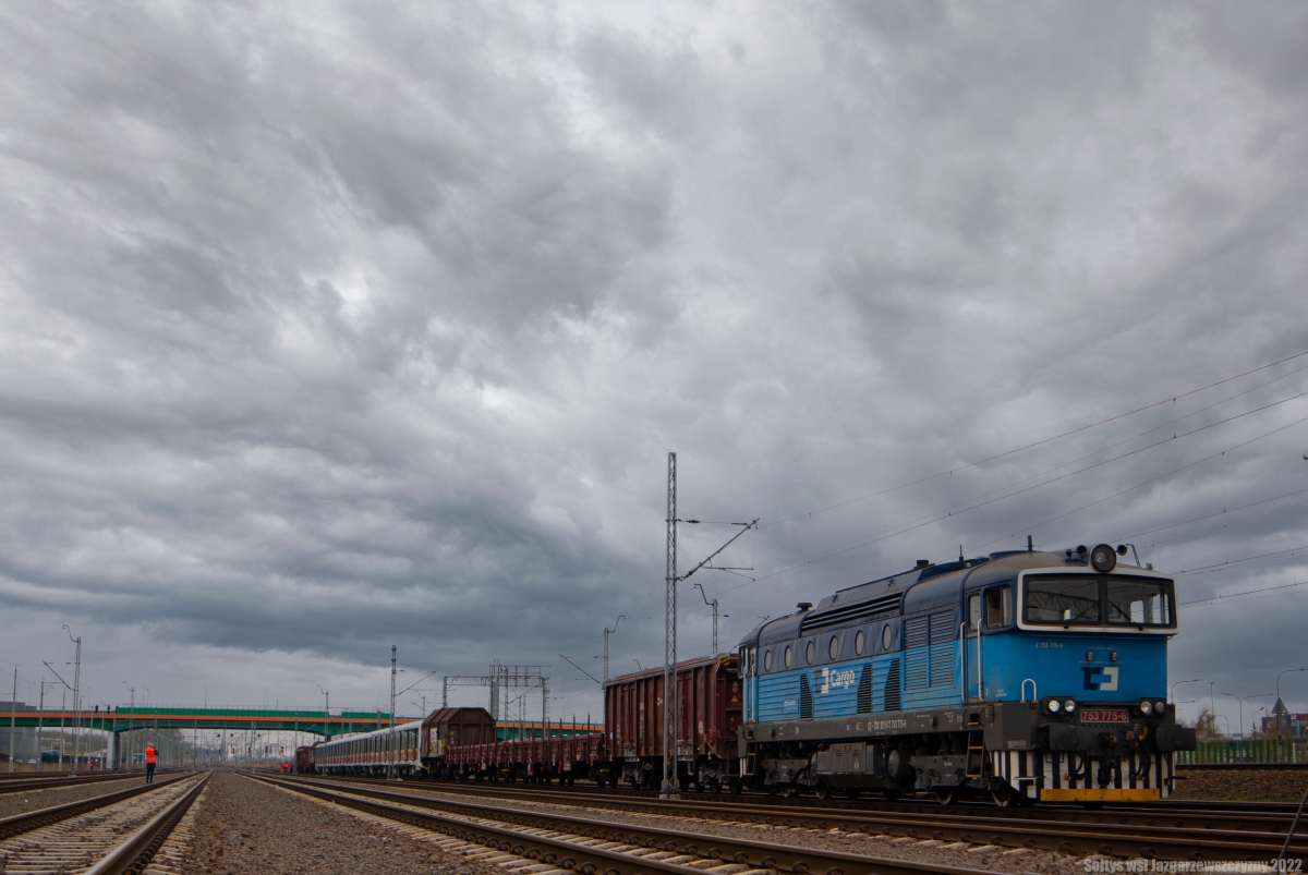 753 775-6
ÄKD T 478.3 "Nurek" czekajÄcy na manewry na OkÄciu pozwalajÄce wepchaÄ nowe skĹady metra Skody na tory prowadzÄce do STP Kabaty. 
