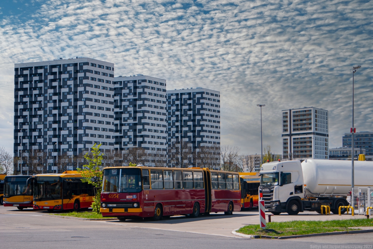 6954
Ikarus 280.37 "Bizon" odpoczywajÄcy pod chmurkÄ na zajezdni na Ostrobramskiej.
Słowa kluczowe: IK280