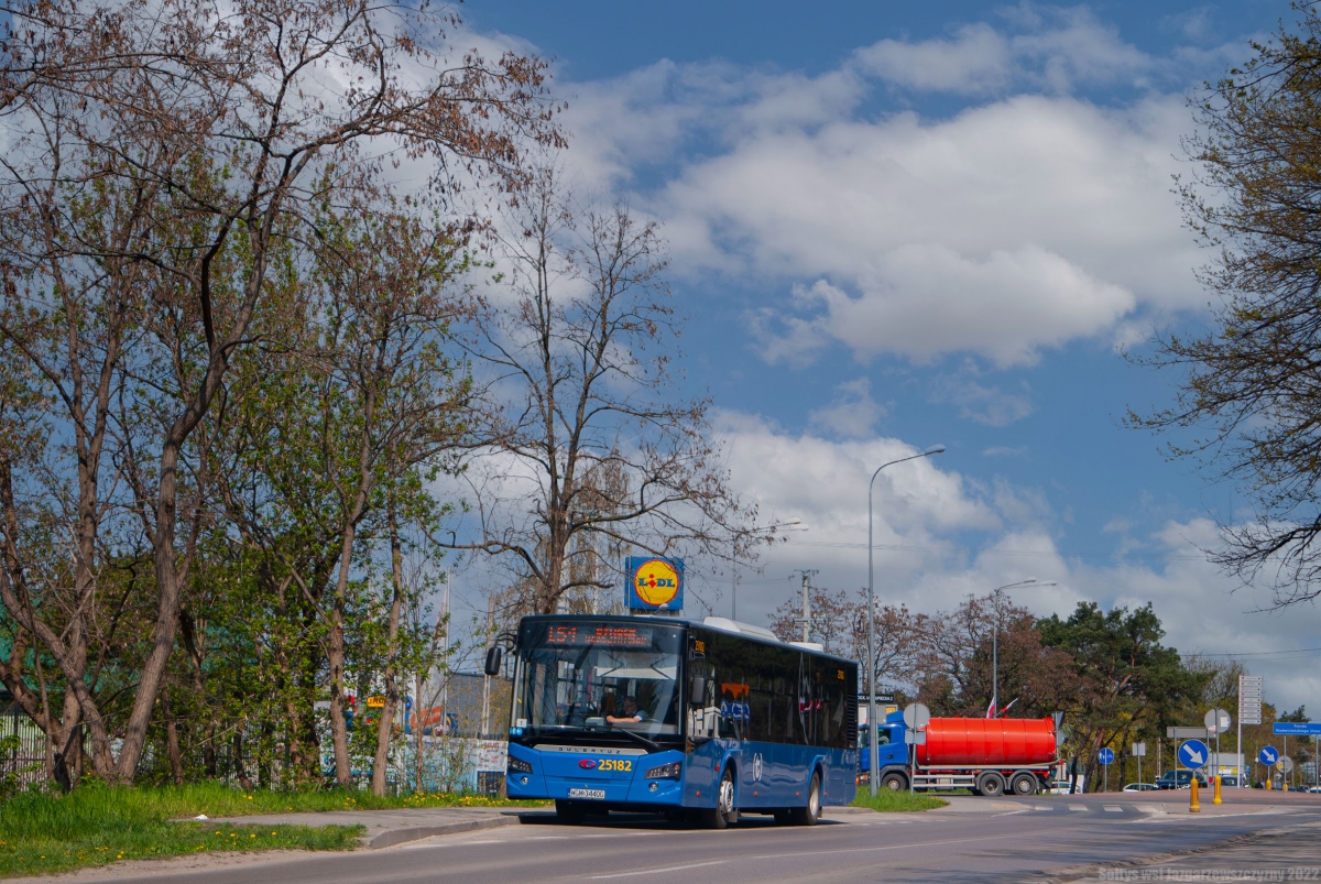 25182
Nowy GĂźleryĂźz Cobra GD 272 LF z PKS Grodzisk Mazowiecki podczas odpoczynku przed kursem na nowej linii lokalnej L-51 kursujÄcej miÄdzy Otwockiem, a Karczewem. 
