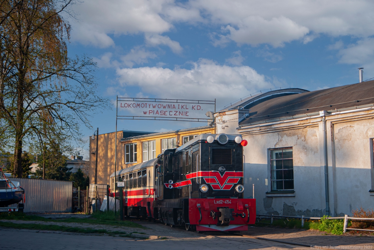 Lxd2-454
Lxd2-454 na stacji Piaseczno Miasto WÄskotorowe prowadzi manewry majÄce umieĹciÄ wszystkie wagony niedzielnego pociÄgu WLT na hali gĹĂłwnej. 
Słowa kluczowe: ZachĂłd