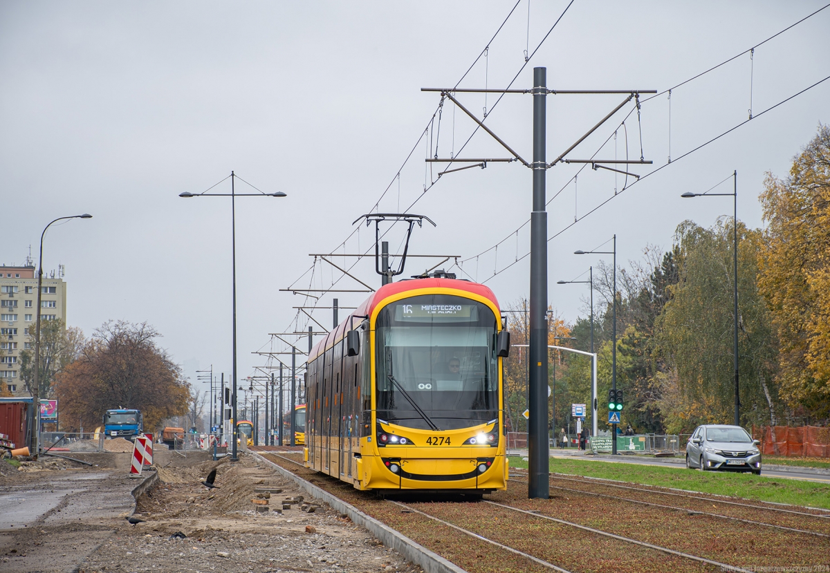 4274
Hyundai przemierza torowisko na nowo otwartej trasie do Miasteczka WilanĂłw.
