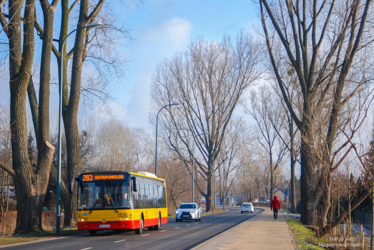 1218
W dniu 10.01.2022 uruchomionych zostaĹo kilka nowych linii autobusowych, w tym 263 kursujÄca na odcinku Stegny-Centrum Onkologii (razem z kursami skrĂłconymi do pÄtli Powsinek). Na zdjÄciu widzimy Solbusa SM12 o numerze taborowym #1218 zmierzajÄcego w kierunku Centrum Onkologii.
