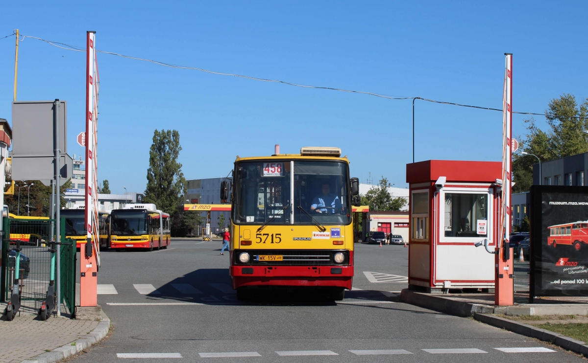 5715
Ikarus rusza z zajezdni "Ostrobramska" by rozpocząć kurs specjalnej linii 458 uruchomionej z okazji Dni Transportu Publicznego 2023.
Słowa kluczowe: IK280 DTP2023