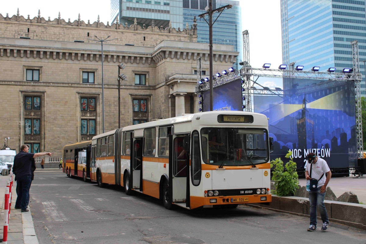 70504
Ikarus-Zemun IK160P oczekuje na start parady przy PaĹacu MĹodzieĹźy. Autobus po naprawie wrĂłciĹ do ruchu i mogliĹmy przejechaÄ siÄ nim w tegorocznÄ Noc muzeĂłw.
Słowa kluczowe: NM2023