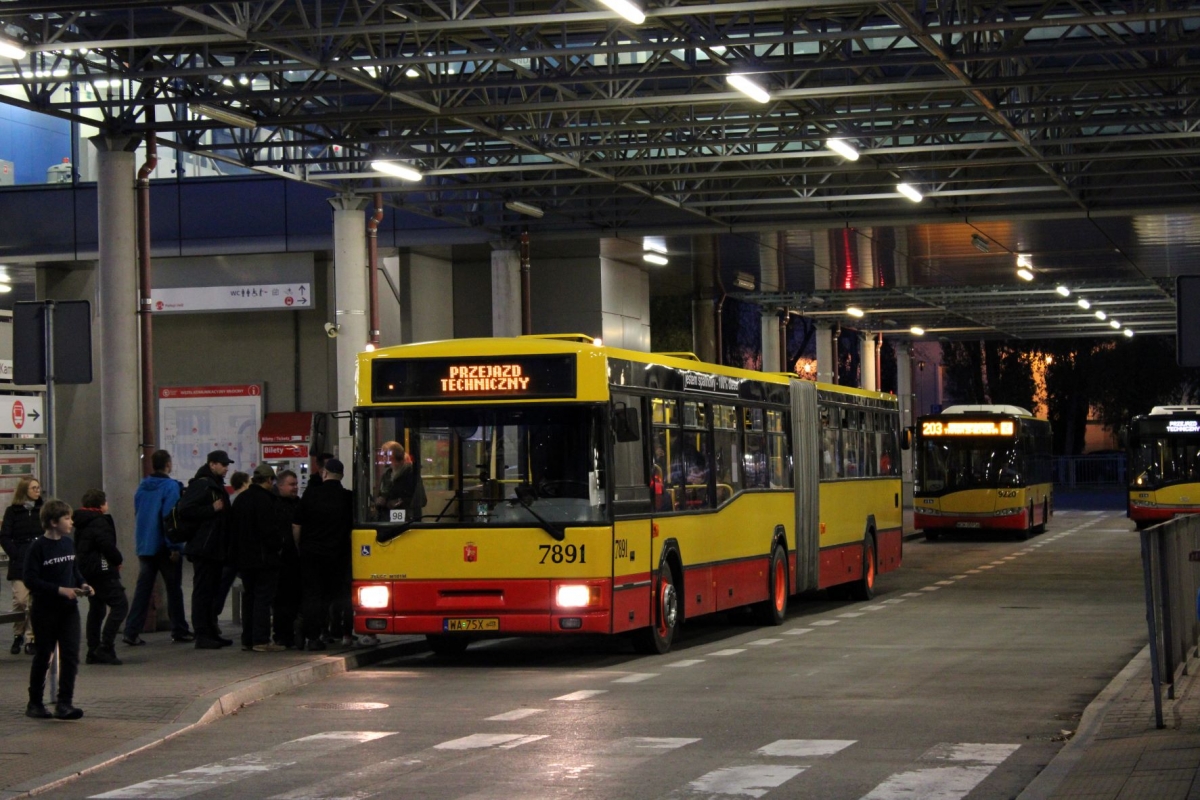 7891
Odkurzacz po skoĹczonym kursie linii 708.
Słowa kluczowe: M181 Powitanie7891