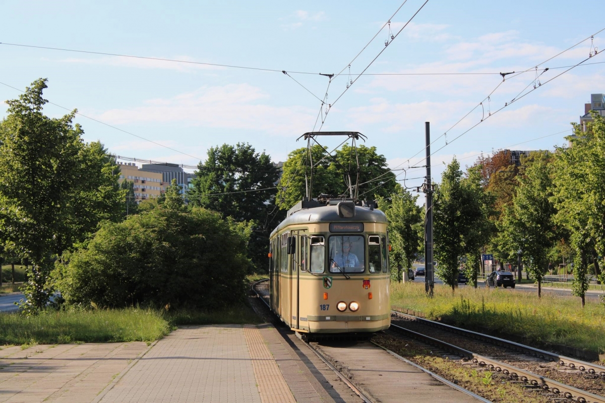 187
Pierwszy dzieĹ kursowania "tetki" w tegorocznym sezonie WLT. Jednoczesny debiut liniowy tramwaju GT6 z Krakowa w Warszawie.
Słowa kluczowe: WLT2024